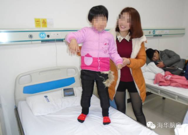 幼师妈妈放弃工作照顾脑瘫女儿八年