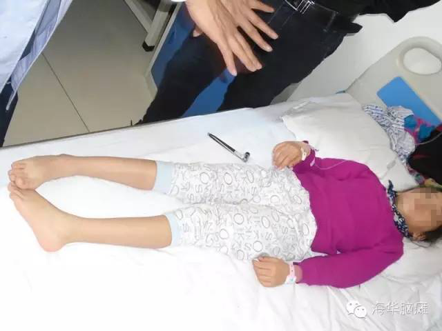 幼师妈妈放弃工作照顾脑瘫女儿八年